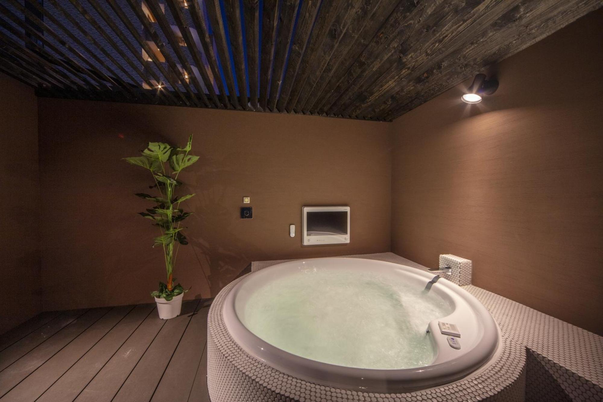 Noah Grande (Adults Only) Hotel Осака Екстериор снимка